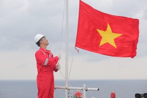 Ceremonia de izado de bandera de una empresa vietnamita bate récord mundial - ảnh 1