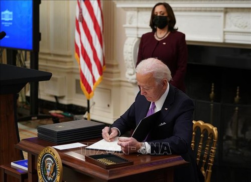 Joe Biden firma dos decretos de alivio económico - ảnh 1