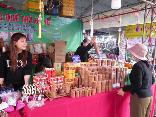 Los productos OCOP atraen a consumidores de Quang Ngai durante los días previos al Tet - ảnh 1