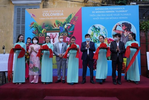  Inauguran en Quang Nam exposición fotográfica sobre flores colombianas - ảnh 1