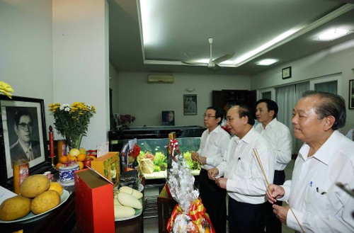 Premier de Vietnam ofrece inciensos a difuntos líderes del Partido y el Estado - ảnh 1