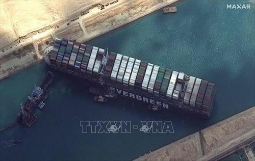 Logran avance en el rescate del megabuque atrapado en el canal de Suez - ảnh 1