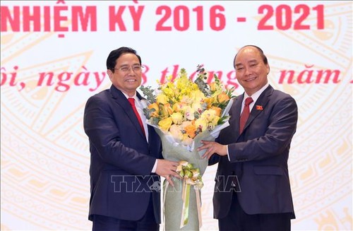 Celebran ceremonia de traspaso de funciones al nuevo primer ministro de Vietnam  - ảnh 1