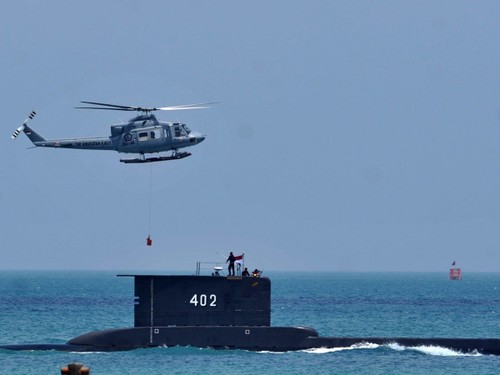 Indonesia trabaja contrarreloj en busca del submarino accidentado - ảnh 1