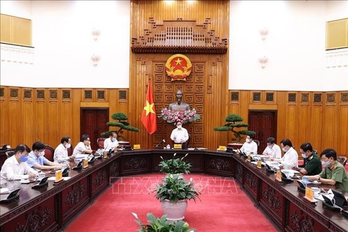 Premier de Vietnam pide acelerar el despliegue de la estrategia nacional de vacunación - ảnh 1