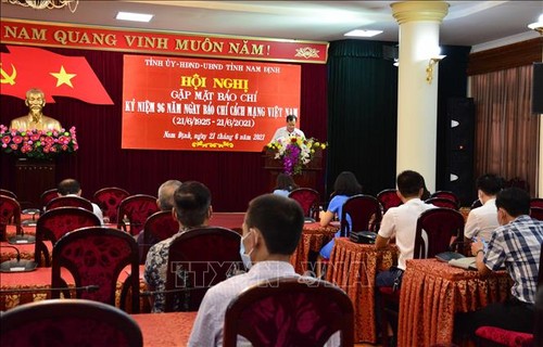 Localidades vietnamitas honran a periodistas nacionales por sus contribuciones - ảnh 1