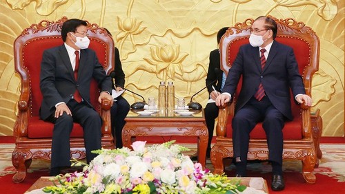 Presidente de Laos se reúne con ex líderes vietnamitas - ảnh 1