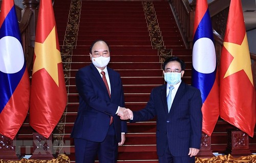 Presidente de Vietnam reunido con Premier laosiano en Vientiane - ảnh 1