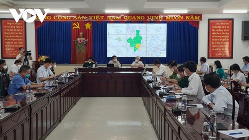 Viceprimer ministro inspecciona trabajo anticovid-19 en Binh Duong - ảnh 1