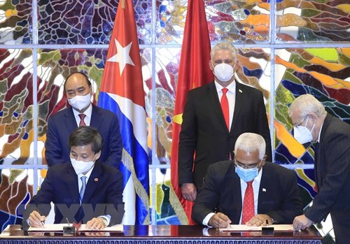 Presidente Miguel Díaz-Canel: Cuba no está sola gracias a la solidaridad de Vietnam - ảnh 1