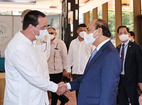Presidente vietnamita visita el Centro de Ingeniería Genética y Biotecnología en Cuba - ảnh 1