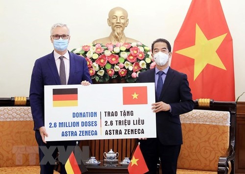 Vietnam recibe 2,6 millones de dosis de vacuna contra covid-19 donadas por Alemania  - ảnh 1