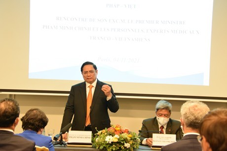 Premier de Vietnam se reúne con expertos y médicos franco-vietnamitas  - ảnh 1