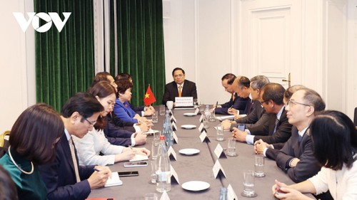 El primer ministro Pham Minh Chinh sostiene encuentro con embajadores vietnamitas en países europeos  - ảnh 1