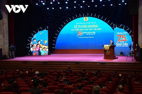 Premier vietnamita asiste al programa “75 mil iniciativas - Superación de dificultades – Desarrollo” - ảnh 1