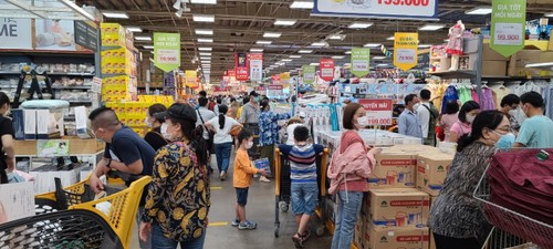 Supermercados en Ciudad Ho Chi Minh registran alto número de visitantes al comienzo del nuevo año  - ảnh 1
