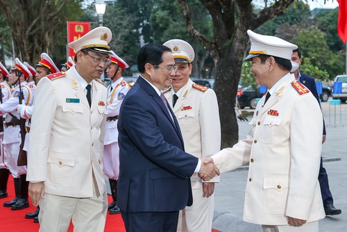 Primer ministro de Vietnam visita las fuerzas de Seguridad Pública de Thanh Hoa en vísperas del Tet - ảnh 1