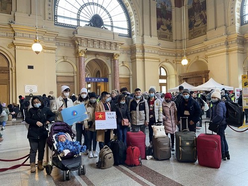 Continúan repatriando vietnamitas desde Ucrania  - ảnh 1
