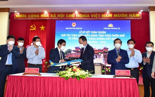 Thua Thien-Hue y Vietnam Airlines firman acuerdo de cooperación turística - ảnh 1