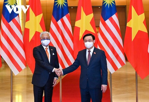 Reunión entre jefe del Parlamento de Vietnam y el premier de Malasia  - ảnh 1