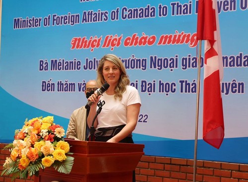 Ministra de Relaciones Exteriores de Canadá visita la Universidad de Thai Nguyen - ảnh 1