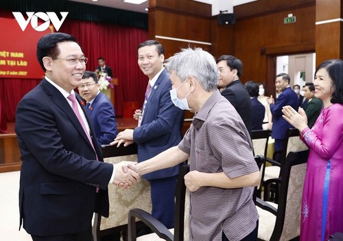 Jefe legislativo de Vietnam se reúne con vietnamitas residentes en Laos - ảnh 1