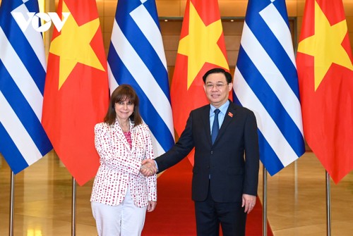 Líder del Legislativo se reúne con la presidenta griega en Hanói - ảnh 1