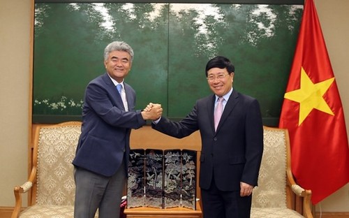 Viceprimer ministro reitera voluntad de facilitar que firmas surcoreanas amplíen su inversiones - ảnh 1
