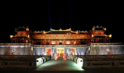 Programa “El Palacio Real de la Armonía” fascinan a turistas en Hue - ảnh 1
