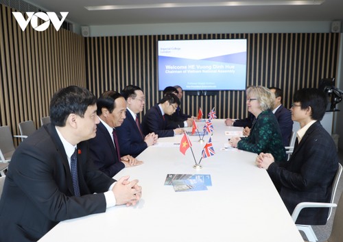 Líder parlamentario de Vietnam se reúne con dirigente de Imperial College London - ảnh 1