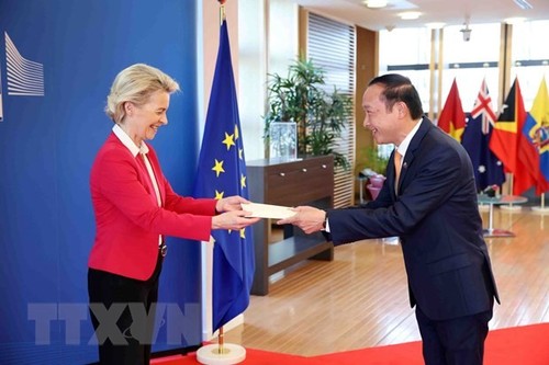 Embajador de Vietnam presenta cartas credenciales a presidenta de Comisión Europea - ảnh 1