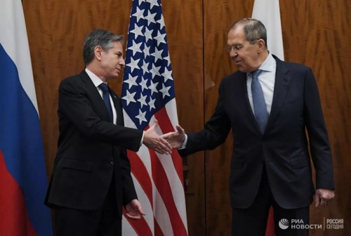 Jefes diplomáticos de Rusia y Estados Unidos conversan por teléfono sobre la situación en Ucrania - ảnh 1