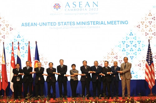 AMM-55: canciller vietnamita asiste a reuniones importantes con su homólogo de ASEAN y sus socios - ảnh 1