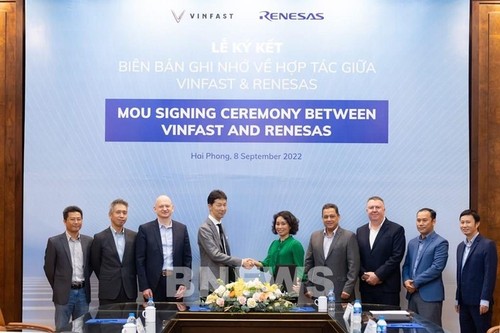 VinFast y Renesas firman asociación estratégica para avanzar en la tecnología automotriz - ảnh 1