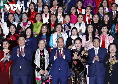 Las mujeres siempre ocupan un lugar importante en la construcción y defensa nacional, dice el presidente vietnamita - ảnh 1