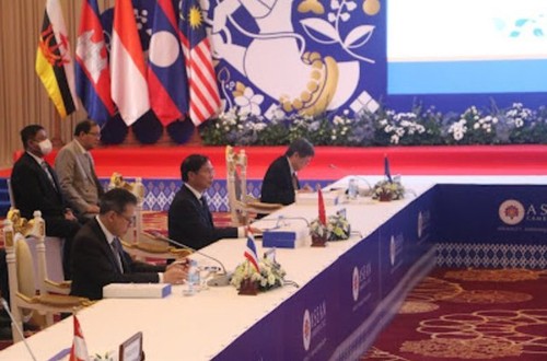 La ASEAN inicia oficialmente sus 40 y 41 cumbres en Phnom Penh  - ảnh 1