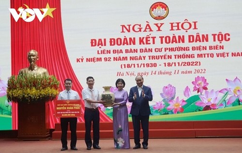 Presidente de Vietnam asiste a celebración del Día de la Unidad Nacional en distrito capitalino - ảnh 1