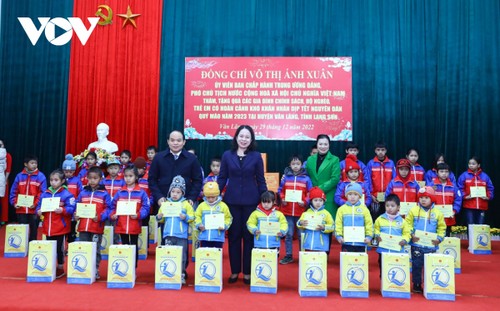 Entregan donaciones a los necesitados en Lang Son y Quang Binh en vísperas del Tet 2023 - ảnh 1