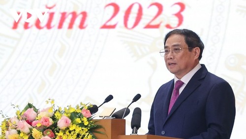 Premier de Vietnam pide máximo esfuerzo para cumplir plan de desarrollo socioeconómico 2023 - ảnh 1