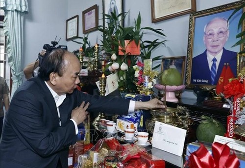 Presidente de Vietnam realiza visita a familiares de difuntos líderes del Partido y del Estado - ảnh 1