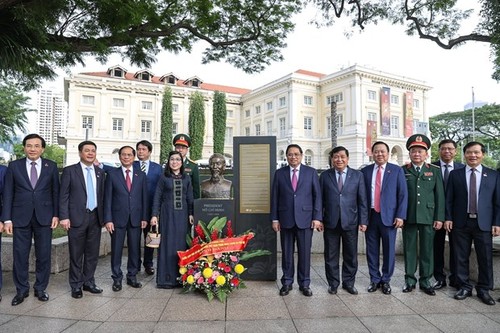 Premier de Vietnam ofrece flores en busto del presidente Ho Chi Minh en Singapur - ảnh 1