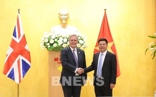 Vietnam y Reino Unido impulsan la cooperación en comercio y tecnología verde - ảnh 1