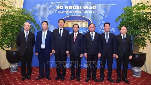 Canciller de Vietnam se reúne con el secretario del Comité del PCCh de Guangxi  - ảnh 1