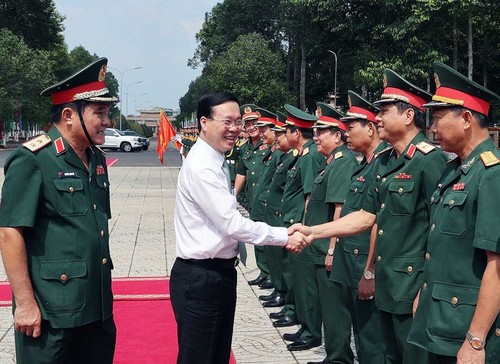 El presidente Vo Van Thuong visita el Mando de la IX Zona Militar - ảnh 1