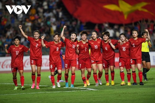 SEA Games 32: Vietnam mantiene el primer puesto con oro en fútbol femenino - ảnh 1