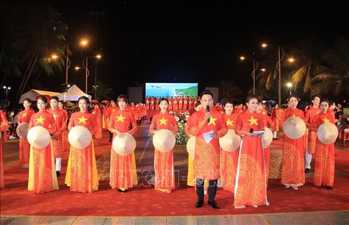 Promueven el Ao Dai en el marco del Festival del Mar Nha Trang - Khanh Hoa 2023 - ảnh 1