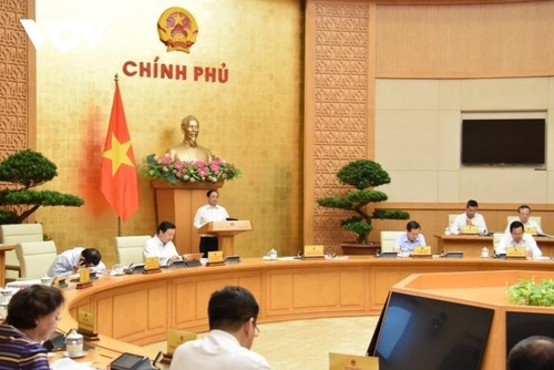 Primer ministro Pham Minh Chinh preside reunión del Gobierno con localidades - ảnh 1