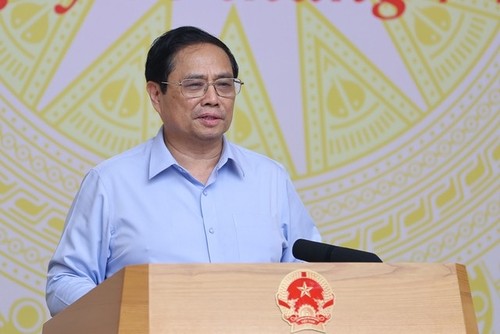 Premier de Vietnam pide a los bancos que sigan bajando las tasas de interés - ảnh 1