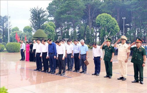 Altos funcionarios entregan donaciones a familiares de mártires en Dak Lak y Cao Bang - ảnh 1