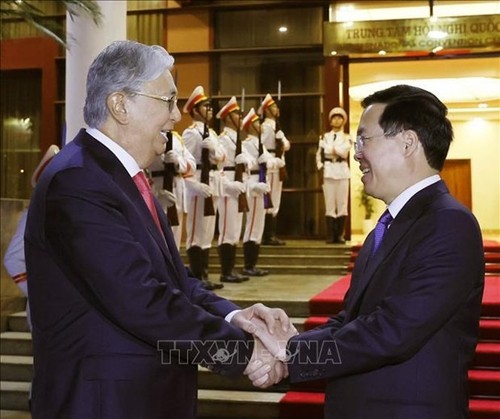 Comunicado de prensa conjunto sobre la visita del presidente kazajo a Vietnam - ảnh 1